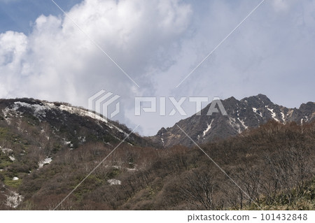 Full view of Mt. Nasu seen from the foot of the mountain Full view of Mt. Nasu seen from the foot of the mountain 101432848