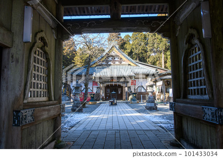 A view of the Soshido of Okunoin Shishinkaku from the Niomon Gate (Yamanashi Prefecture) 101433034