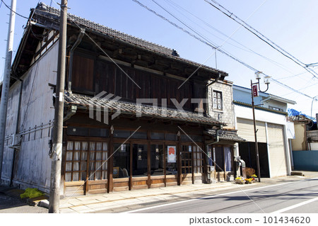 Townscape of castle town Yuki City and historical buildings (Okusho store and main building) 101434620