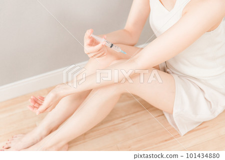 一名婦女用注射器用興奮劑、藥物或非法藥物擊打她的手臂 101434880