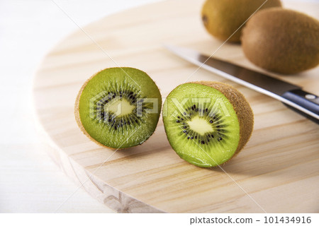 Cut kiwi fruit 101434916