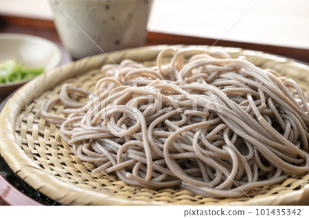 看起來很美味的蕎麥放在漏勺裡 看起來很美味的蕎麥放在漏勺裡 101435342