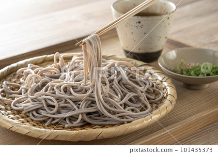 看起來很美味的蕎麥放在漏勺裡 101435373