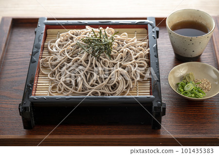 看起來很美味的蕎麥放在漏勺裡 看起來很美味的蕎麥放在漏勺裡 101435383