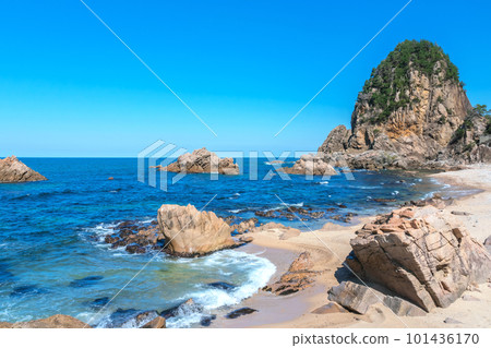 [Horaisan, Niigata Prefecture] Sasagawa Nagare Horaisan is a scenic spot of the world. Landscape with clear blue sky and rocks 101436170