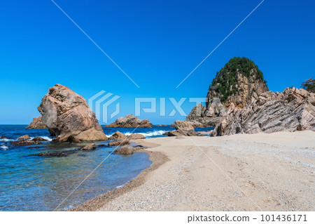 【新潟縣蓬萊山】笹川流蓬萊山是世界名勝。與清楚的藍天和岩石的風景 101436171