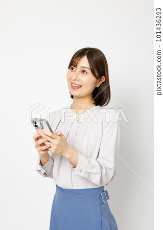 Woman operating a smartphone 101436293