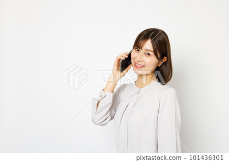 A woman making a phone call 101436301