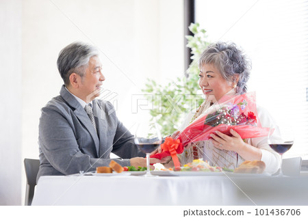 慶祝週年的資深夫婦 慶祝週年的資深夫婦 101436706