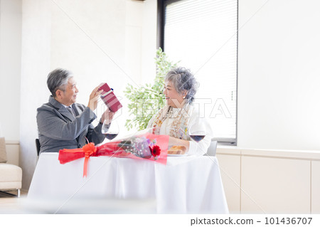 慶祝週年的資深夫婦 101436707