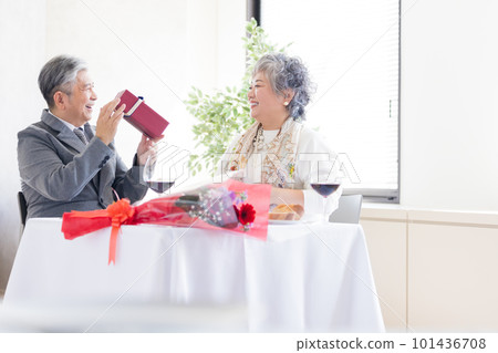 慶祝週年的資深夫婦 慶祝週年的資深夫婦 101436708