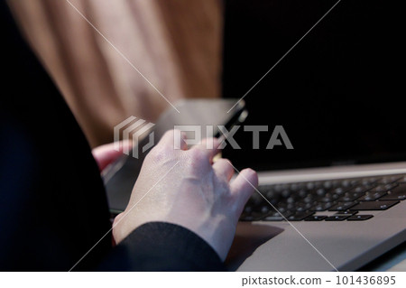在黑暗中操作智能手機的手 在黑暗中操作智能手機的手 101436895