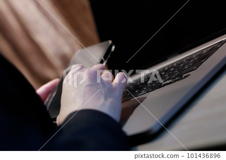 在黑暗中操作智能手機的手 在黑暗中操作智能手機的手 101436896