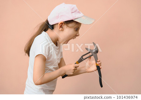 The child can not cope with the instrument and he is angry with him. Anger management in children The child can not cope with the instrument and he is angry with him. Anger management in children 101436974