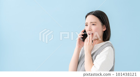 A woman talking on a smartphone Surprised Surprised 101438121