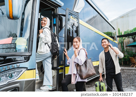 passengers lined up in line to get on the bus passengers lined up in line to get on the bus 101438237