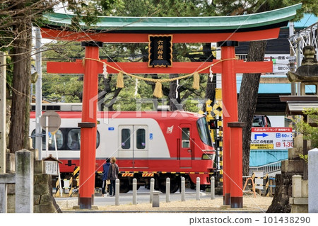 在岡崎市六所神社鳥居門前行駛的名鐵列車 在岡崎市六所神社鳥居門前行駛的名鐵列車 101438290
