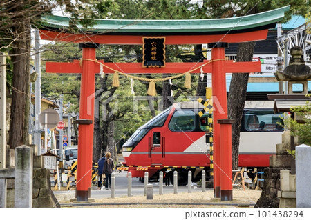 在岡崎市六所神社鳥居門前行駛的名鐵列車 在岡崎市六所神社鳥居門前行駛的名鐵列車 101438294