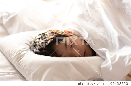 小學生睡在朝陽的房間裡 101438590