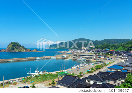 [Yura Coast, Tsuruoka City, Yamagata Prefecture] Looking at the Yura coast from the Yura fishing port. Yura Coast is a beautiful sea selected as one of the 100 Best Beaches in Japan 101439967