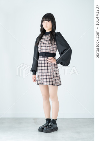 Z 世代女孩在白色背景垂直位置上的肖像 101441237