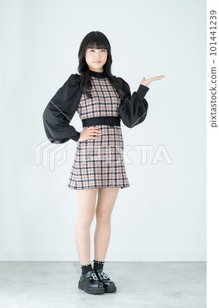 Z 世代女孩在白色背景垂直位置上的肖像 Z 世代女孩在白色背景垂直位置上的肖像 101441239