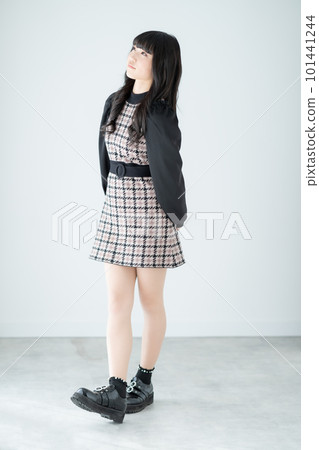 Z 世代女孩在白色背景垂直位置上的肖像 101441244
