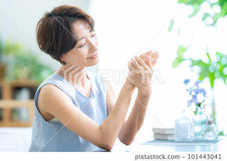 Women beauty lifestyle living skin care 101443041