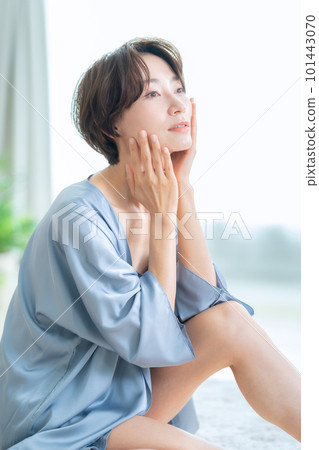 Women beauty lifestyle living skin care Women beauty lifestyle living skin care 101443070