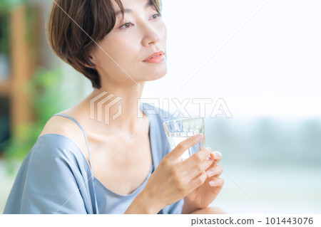 女性美容生活方式水補水礦泉水活體護膚 101443076
