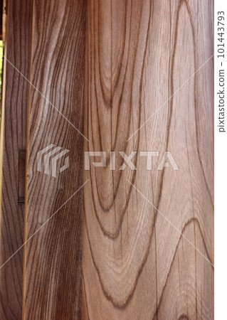The beautiful wood grain of Myoshoji temple gate (4) 101443793