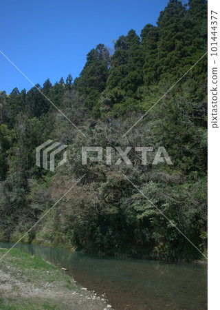 The Yamada River flowing through the Kamise district of Fuchu-cho, Toyama City, Toyama Prefecture 101444377