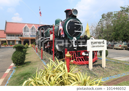 泰國烏汶叻差他尼站和機車 泰國烏汶叻差他尼站和機車 101446032