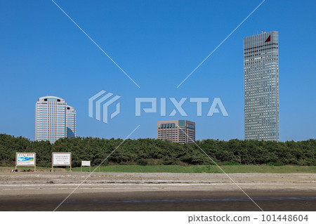 Skyscrapers seen from Makuharihama 101448604