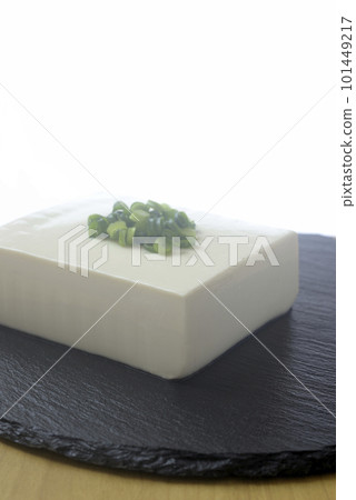Chilled tofu with silken tofu and green onion as a condiment 101449217