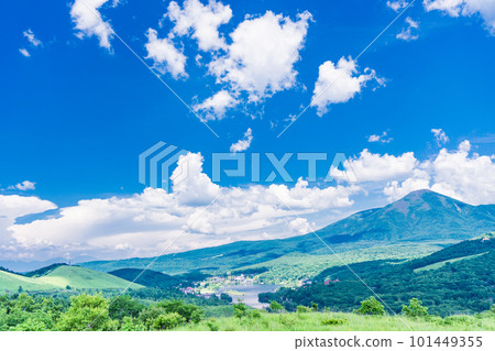 (Nagano Prefecture) Lake Shirakaba and Mt. Tateshina under the summer sky (Nagano Prefecture) Lake Shirakaba and Mt. Tateshina under the summer sky 101449355