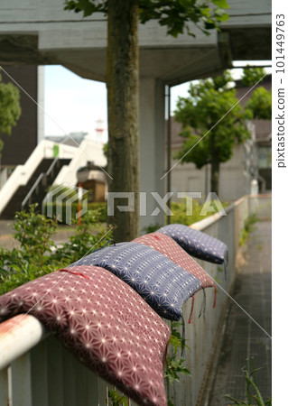 在柵欄上晾乾墊子 101449763