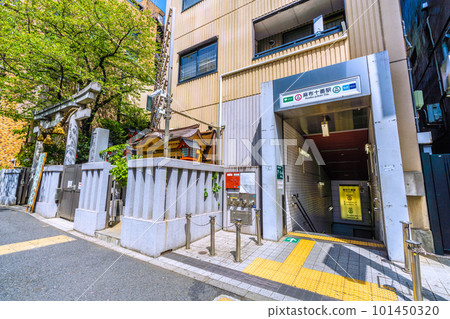 日本東京城市景觀 麻布十番站(7 號入口)和十番稻荷神社景觀 日本東京城市景觀 麻布十番站(7 號入口)和十番稻荷神社景觀 101450320