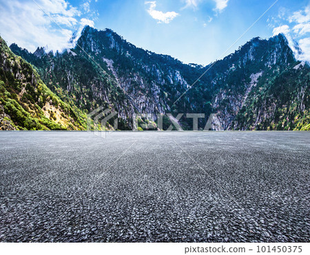 藍天下無人的瀝青道路與高山 藍天下無人的瀝青道路與高山 101450375