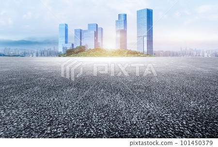 無人居住的瀝青街道與現代城市建築天際線、火車廣告背景圖。 101450379