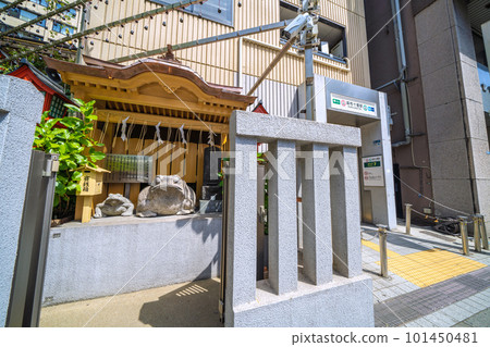 日本麻布十番站（7 號出口）的東京城市景觀。旁邊供奉著一隻青蛙…… 101450481