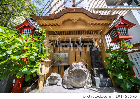 日本東京城市景觀，俯瞰供奉在麻布十番站（7 號出口）旁邊的青蛙（十番稻荷神社） 101450550