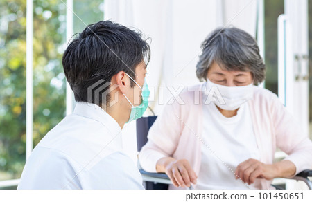 有老年婦女和護理人員的老年住房 101450651