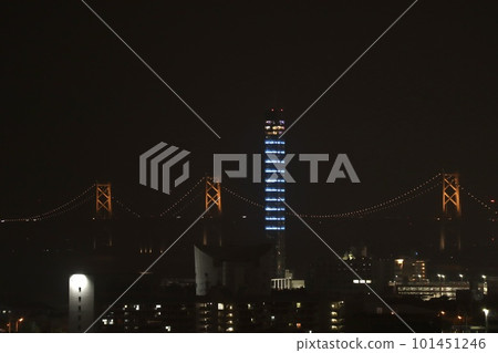 從丸龜城望去，瀨戶大橋燈火通明 101451246