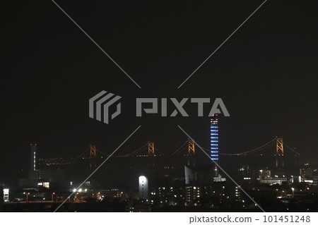 從丸龜城望去，瀨戶大橋燈火通明 101451248