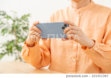 操作智能手機的資深婦女 101451367