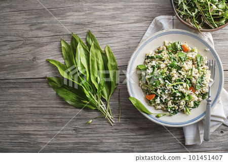 Risotto wild garlic spring 101451407