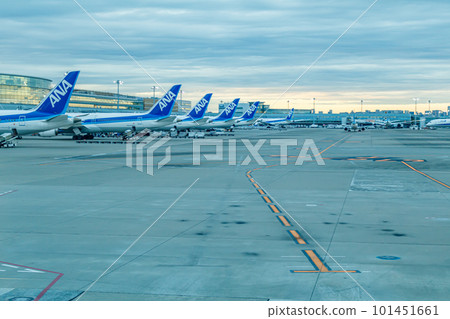 【圖片素材】國際機場到達通道窗外的風景 101451661