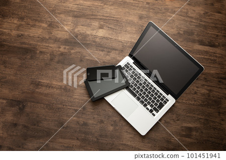 一台筆記本電腦放在桌子上 一台筆記本電腦放在桌子上 101451941