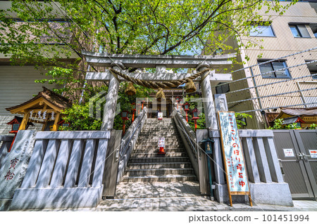 日本東京城市景觀 麻布十番站(7 號出口)旁被新鮮綠樹環繞的十番稻荷神社景觀 日本東京城市景觀 麻布十番站(7 號出口)旁被新鮮綠樹環繞的十番稻荷神社景觀 101451994